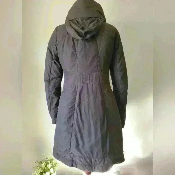 ELIE TAHARI feminine ruffled collar puffer  coat. Size small - Picture 6 of 12